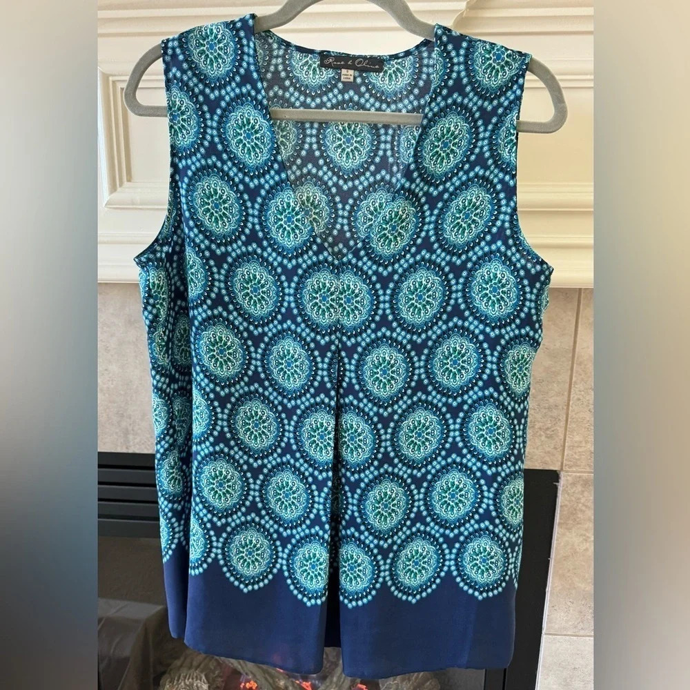 Rose & Olive Blue design w/A-Line Sleeveless
Design Women's Blouse Size Small